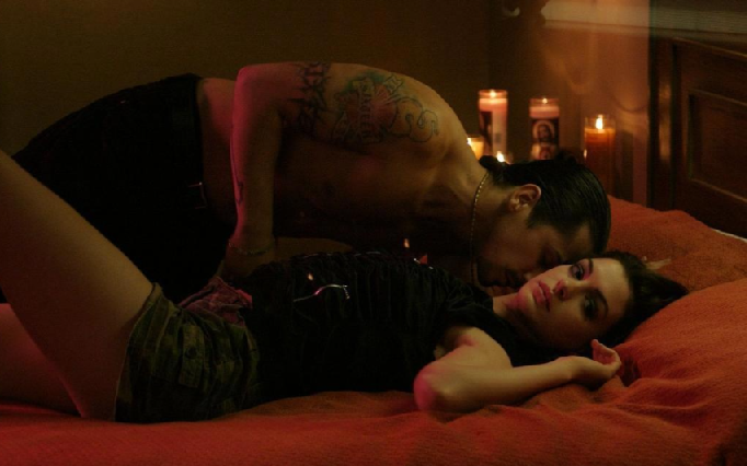 《历劫俏佳人》安妮·海瑟薇早期情色电影